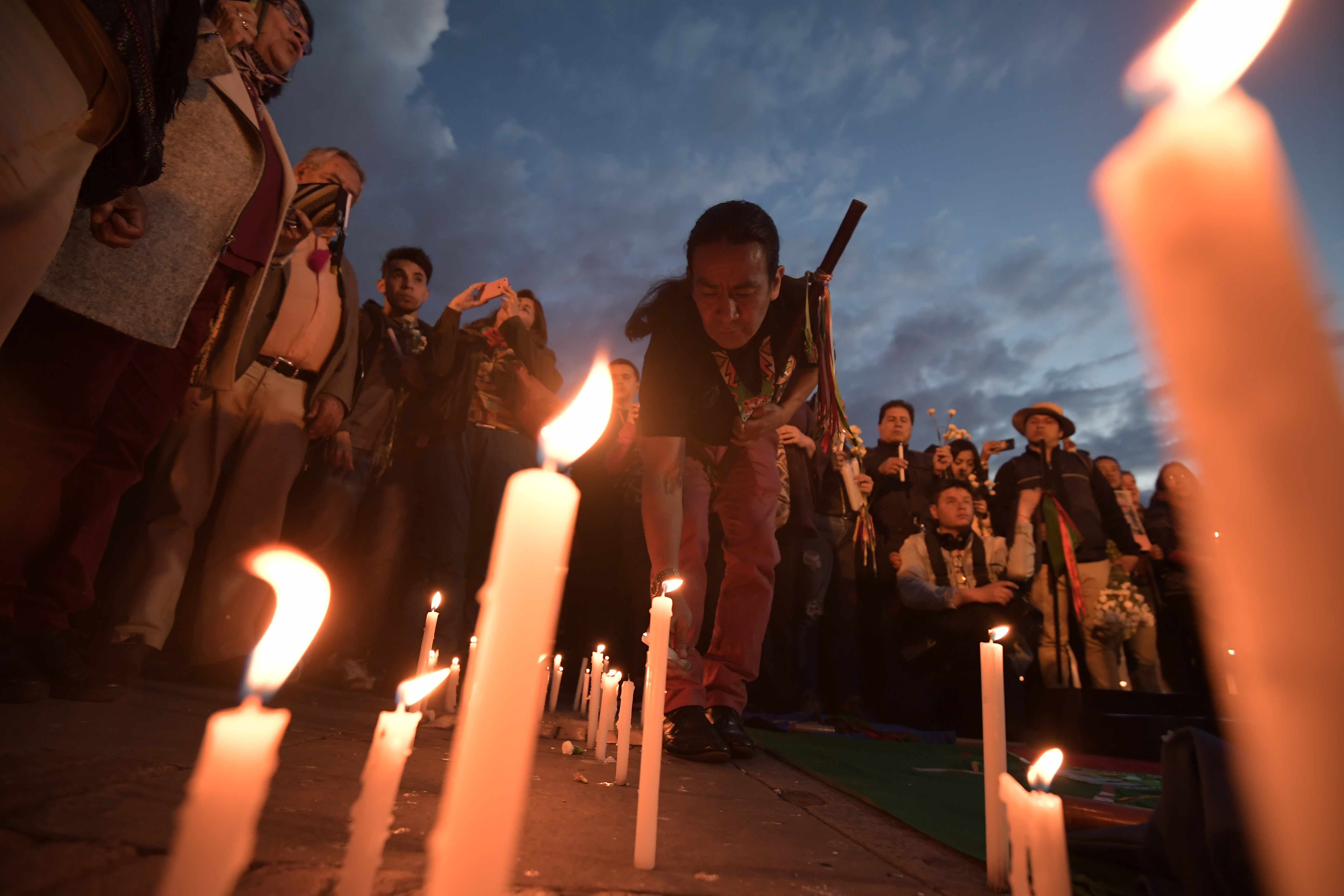 La Organización Nacional Indígena de Colombia convocó a este evento en la plaza de Bolívar para conmemorar a las cinco víctimas mortales del ataque que tuvo lugar en la vereda la Luz, corregimiento Tacueyó, del municipio de Toribío, Cauca.