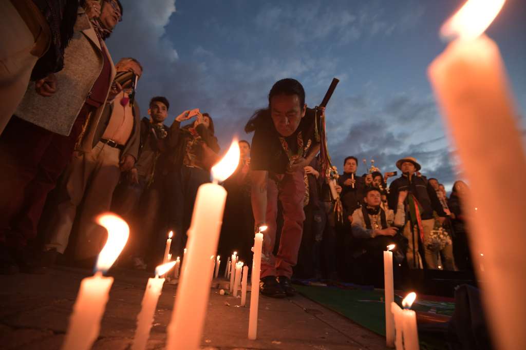 La Organización Nacional Indígena de Colombia convocó a este evento en la plaza de Bolívar para conmemorar a las cinco víctimas mortales del ataque que tuvo lugar en la vereda la Luz, corregimiento Tacueyó, del municipio de Toribío, Cauca.