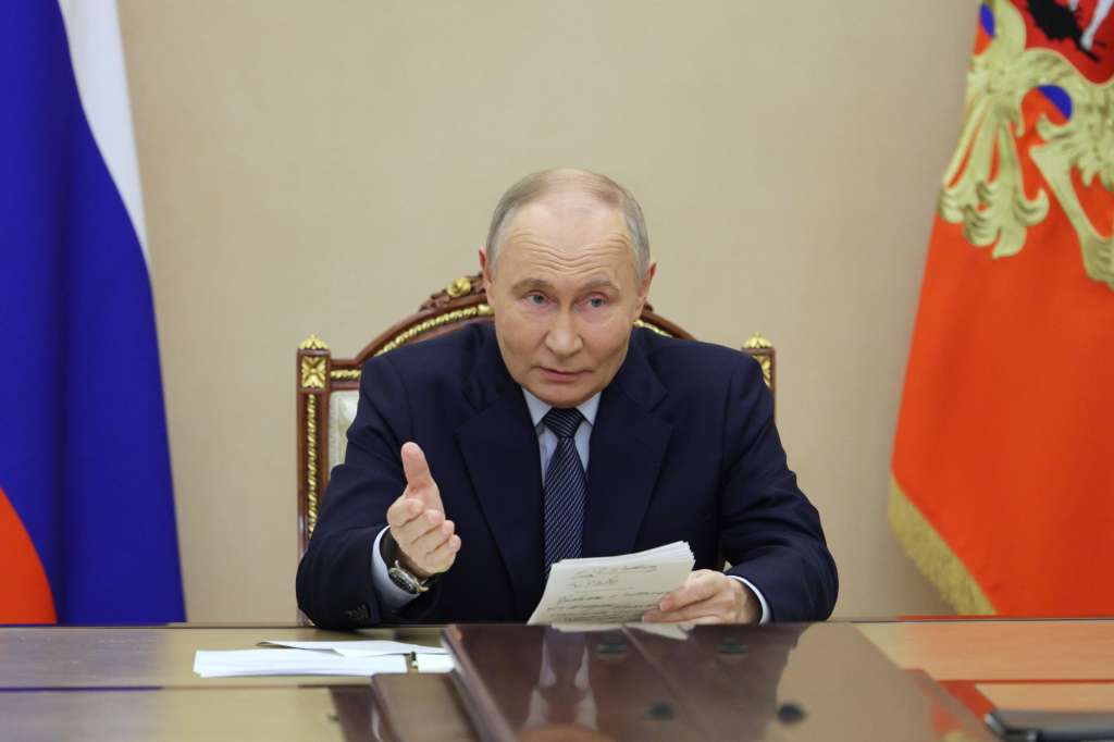 Moscow (Russian Federation), 21/11/2024.- Russian President Vladimir Putin holds a meeting with the Defense Ministry leadership and representatives of the defense industry, in Moscow, Russia, 22 November 2024. Putin announced a successful test of the latest medium-range missile 'Oreshnik' on 21 November. Russia launched a combined strike on Ukraine's Yuzhmash defense plant in Dnipro with a ballistic missile in a non-nuclear hypersonic warhead, in response to Ukrainian strikes carried out with US and British weapons. (Rusia, Ucrania, Moscú) EFE/EPA/GAVRIIL GRIGOROV/SPUTNIK/KREMLIN POOL MANDATORY CREDIT