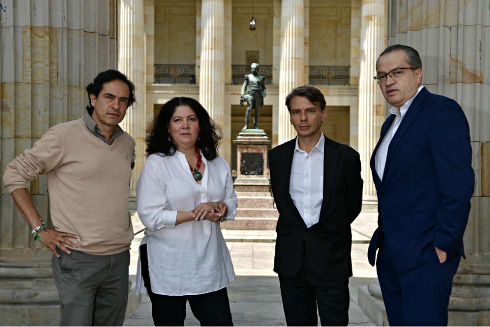 De izquierda a derecha: Óscar Sánchez, Alejandra Barrios, Gustavo Salazar y Fernando Carrillo, unos de los integrantes del movimiento estudiantil. / Óscar Pérez - El Espectador