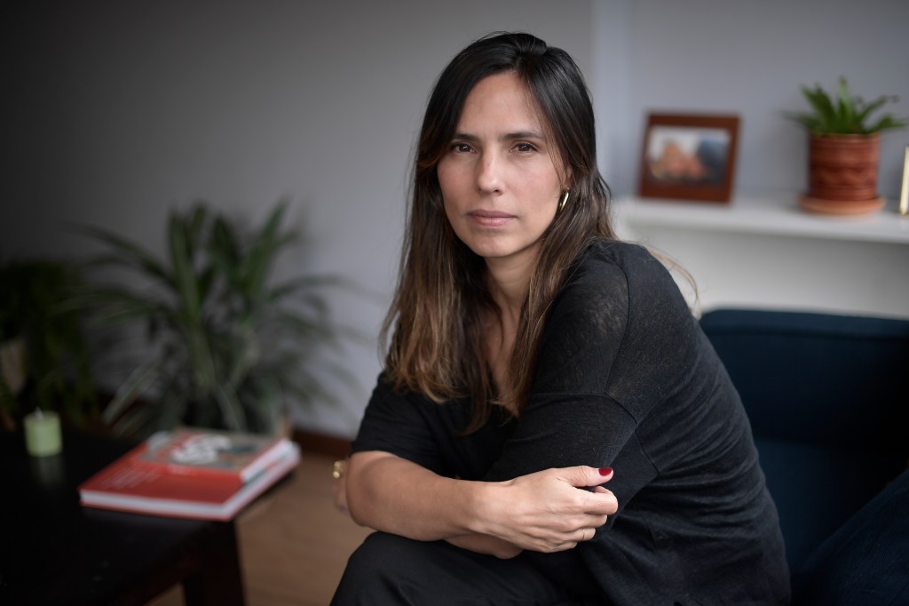 Politóloga, hija de Horacio Urán, el magistrado auxiliar del Consejo de Estado desaparecido y asesinado en la retoma del Palacio de Justicia en 1985.