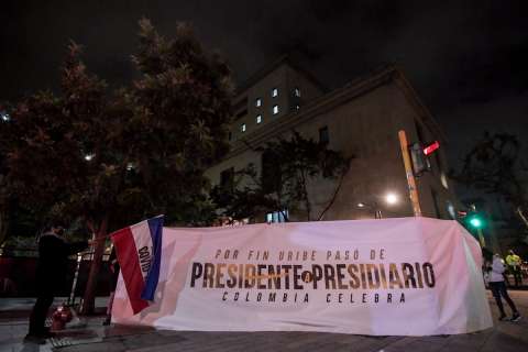 Gente salió al centro de Bogotá a apoyar decisión contra expresidente Uribe