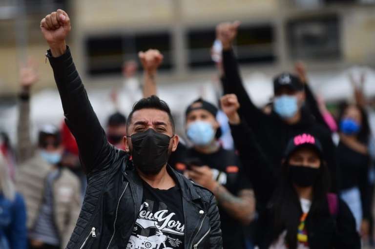 En Bogotá, desde las 9 a.m. decenas de personas que pertenecen a este sector económico, se dieron cita en la calle 85 con carrera 15 (cerca a la zona rosa) para pedir que “no se apague la noche”.