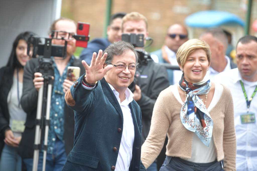 Candidato presidencial colombiano por la coalición Pacto Histórico, ejerciendo su derecho al voto para las elecciones presidenciales del 29 de mayo de 2022 junto a su familia.