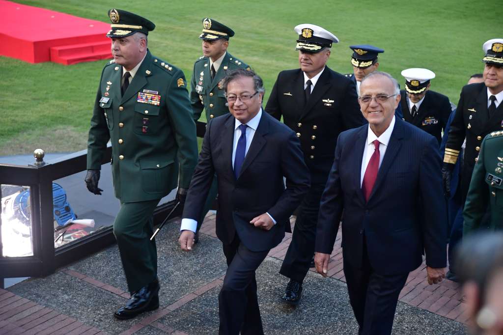 Presidente de Colombia e Iván Velásquez, Ministro de Defensa, durante la ceremonia de presentación y reconocimiento de tropas y de la nueva cúpula militar,, realizada en la Escuela Militar de Cadetes General José María Córdova (izq-der).