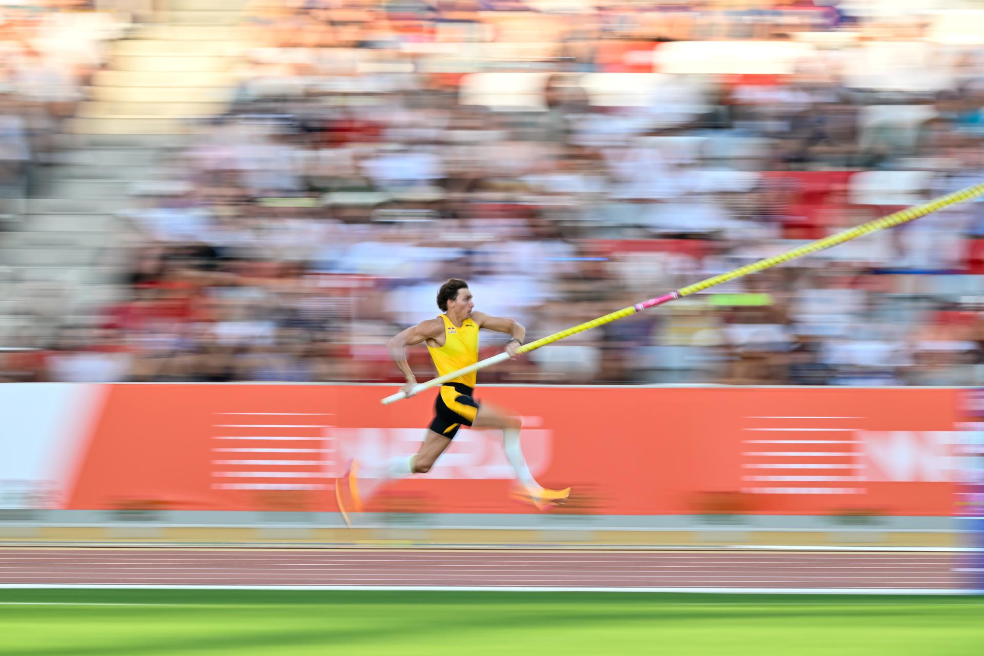Budapest (Hungary), 12/08/2025.- Armand Duplantis of Sweden competes in the men's pole vault at the 15th Gyulai Istvan Memorial Track and Field Hungarian Grand Prix in the National Athletics Center in Budapest, Hungary, 12 August 2025. (Salto con pértiga, Hungría, Suecia) EFE/EPA/Tamas Vasvari HUNGARY OUT