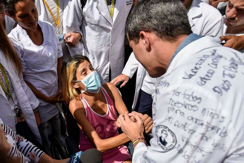Durante las marchas de ayer, cientos de venezolanos reclamaron la apertura de un canal humanitario. / AFP