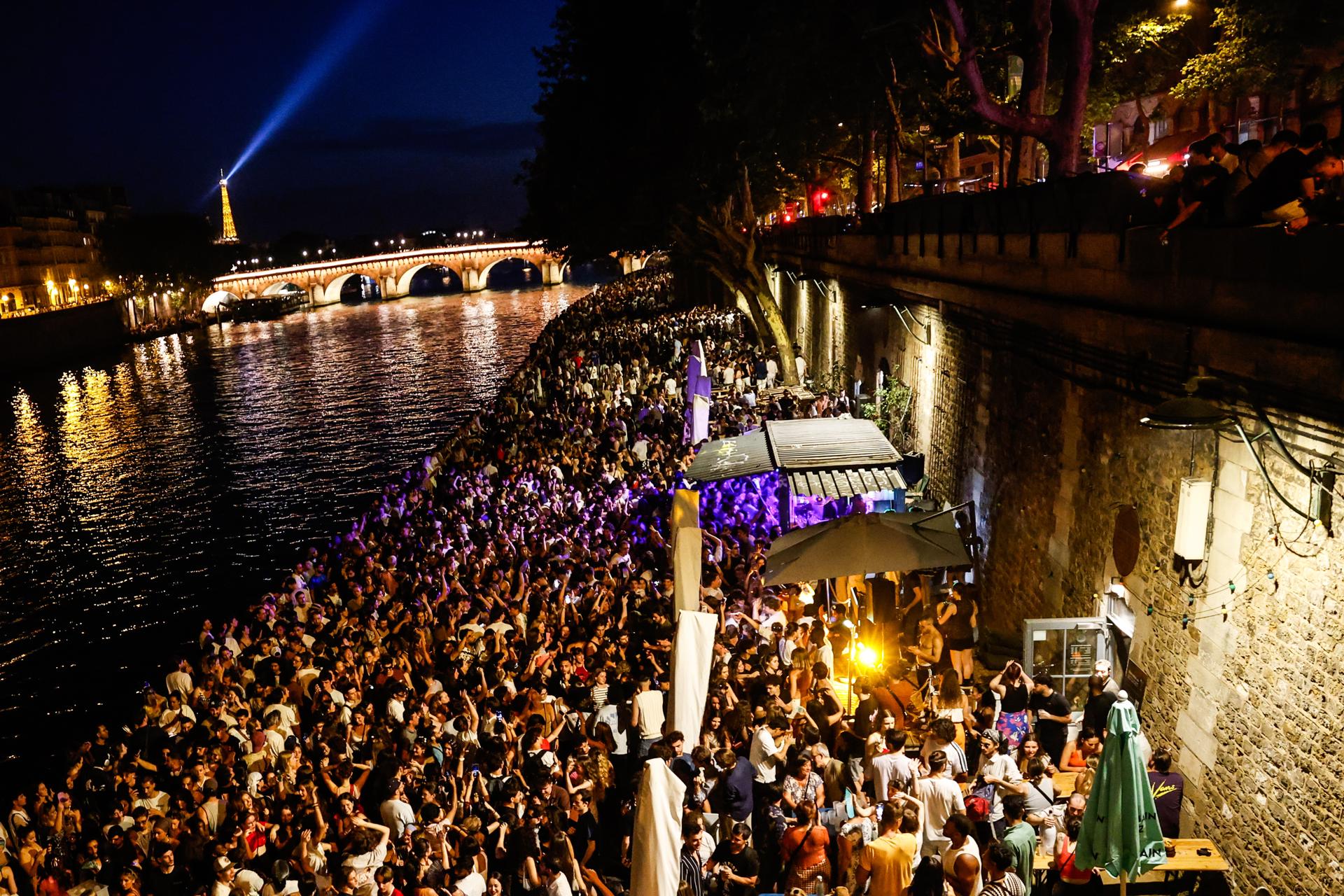PARIS (France), 22/06/2025.- People celebrate during Fete de la Musique (World Music Day) in Paris, France, 21 June 2025. The annual music celebration, which originated in Paris in 1982, is now celebrated internationally on June 21 as World Music Day. (Francia) EFE/EPA/Mohammed Badra
