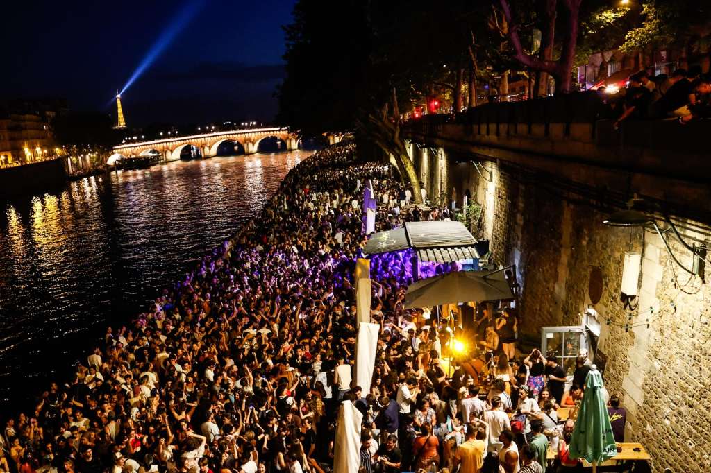 PARIS (France), 22/06/2025.- People celebrate during Fete de la Musique (World Music Day) in Paris, France, 21 June 2025. The annual music celebration, which originated in Paris in 1982, is now celebrated internationally on June 21 as World Music Day. (Francia) EFE/EPA/Mohammed Badra