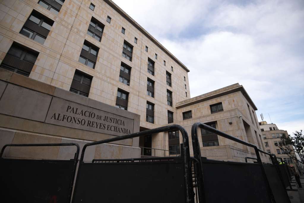 Protestas a las afueras del Palacio de Justicia, donde un grupo de unas 350 personas lanzan arengas y proclamas en contra del senador Álvaro Uribe Vélez que rinde diligencia de indagatoria ante la Sala de Instrucción que lo investiga por ser el presunto responsable de soborno a testigos y fraude procesal.