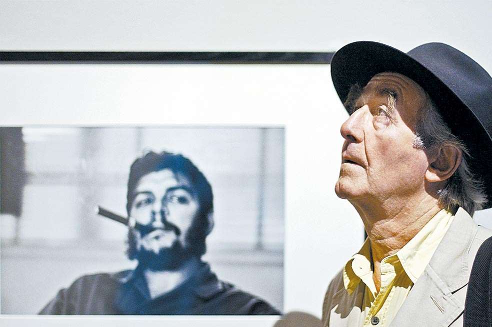 René Burri junto a su fotografía más famosa. / EFE
