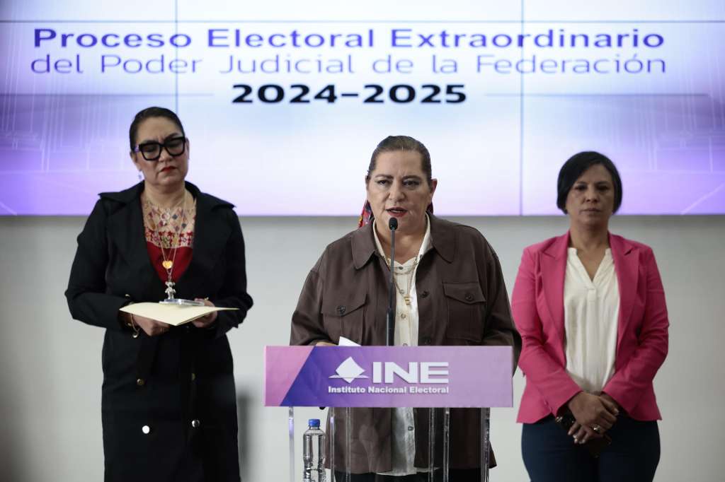 MEX4214. CIUDAD DE MÉXICO (MÉXICO), 03/06/2025.- La consejera presidenta del Instituto Nacional Electoral (INE), Guadalupe Taddei (c), habla durante una conferencia de prensa este martes, entorno al conteo de votos para presidir la Suprema Corte de Justicia de la Nación (SCJN) en Ciudad de México (México). EFE/ José Méndez