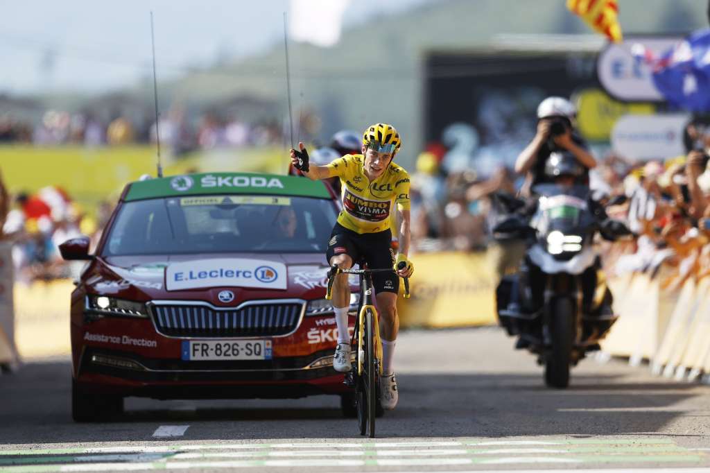 Hautacam (France), 21/07/2022.- The Yellow Jersey Danish rider Jonas Vingegaard of Jumbo Visma reacts as he crosses the finish line to win the 18th stage of the Tour de France 2022 over 143.2km from Lourdes to Hautacam, France, 21 July 2022. (Ciclismo, Francia) EFE/EPA/YOAN VALAT