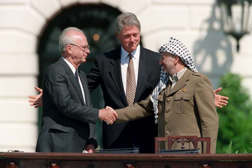 El presidente estadounidense Bill Clinton (centro) junto con Yasser Arafat (derecha) y el primer ministro israelí, Yitzahk Rabin (izquierda).