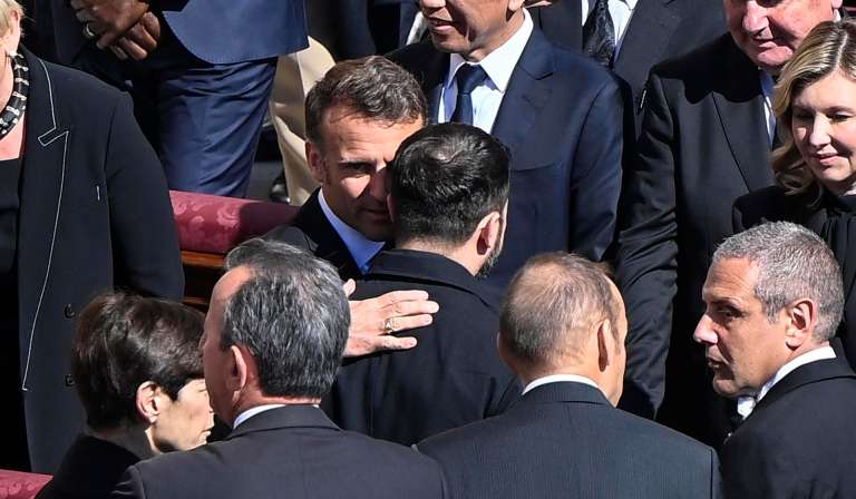 Vatican City (Vatican City State (Holy See)), 26/04/2025.- French President Emmanuel Macron (C-L) talks with Ukrainian President Volodymyr Zelensky during the funeral Mass of Pope Francis in Saint Peter's Square in Vatican City, 26 April 2025. Pope Francis passed away on Easter Monday, 21 April 2025, at the age of 88. (Papa) EFE/EPA/RICCARDO ANTIMIANI