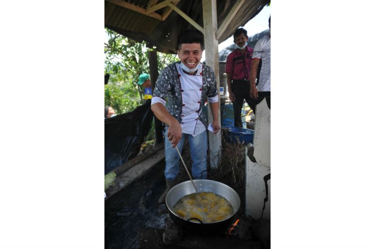 El pizzero que les cocina a los damnificados en Mocoa