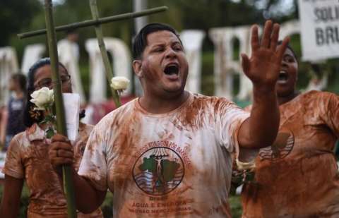 Familiares recuerdan a víctimas del colapso de dique en Brasil tras un mes de la tragedia