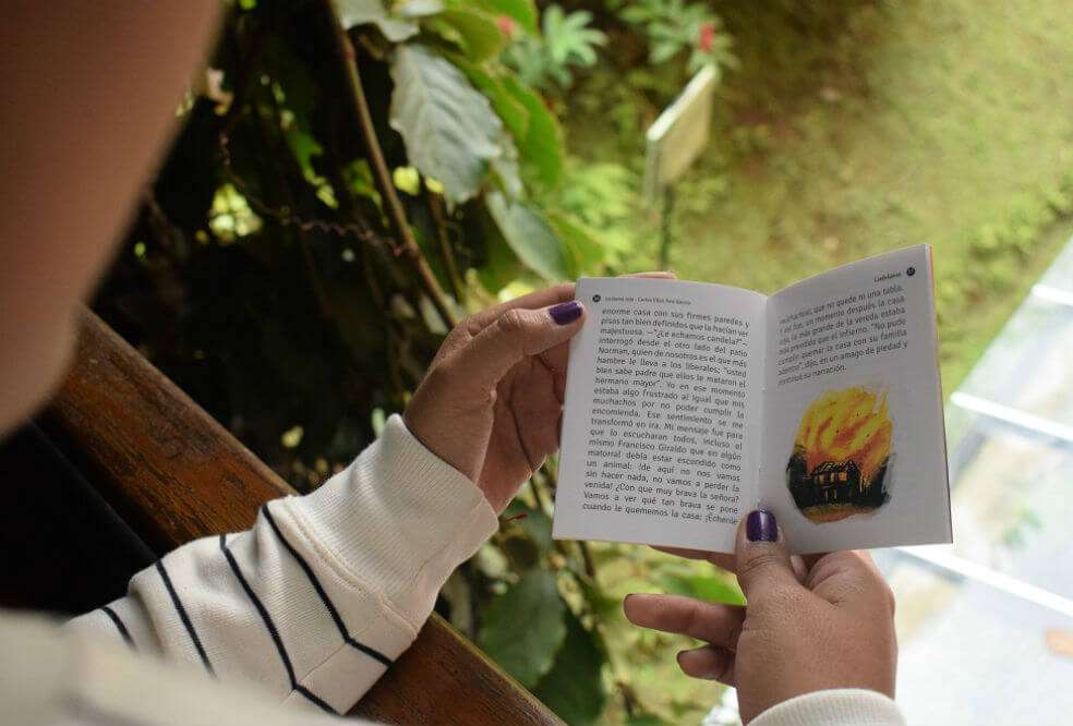 ¿Quiénes llevan en el bolsillo los cuentos de escritores espontáneos de Medellín?