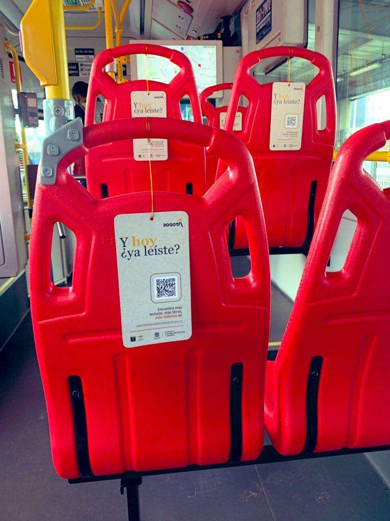 Los 120 buses eléctricos que entrarán en operación desde hoy, tendrán en sus
sillas unas etiquetas con los códigos QR para acceder a los contenidos de la Biblioteca Digital de Bogotá.