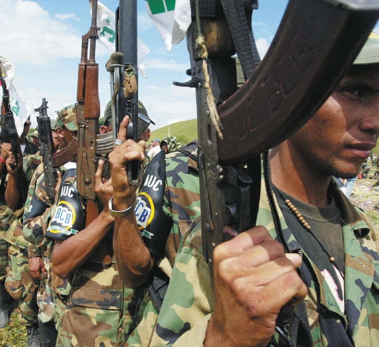 Alertan sobre presiones a exparamilitares para que retomen las armas