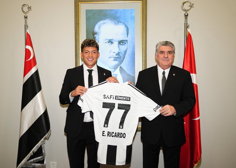 El Besiktas turco presentó al volante colombiano Elan Ricardo