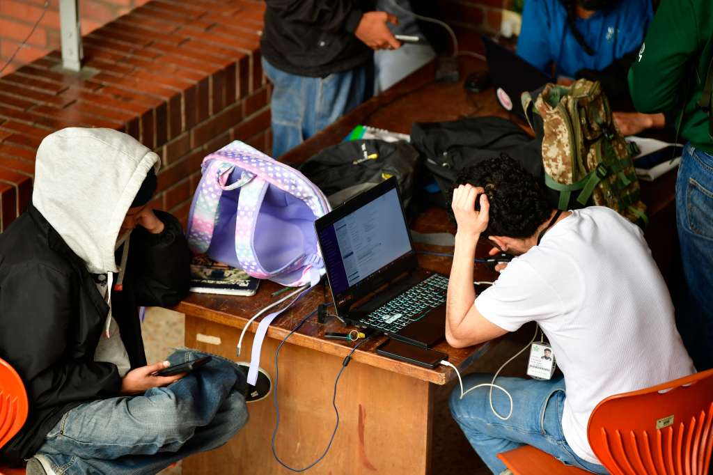 Edificio y aspectos de los estudiantes del SENA ubicado en la calle 52 con Caracas