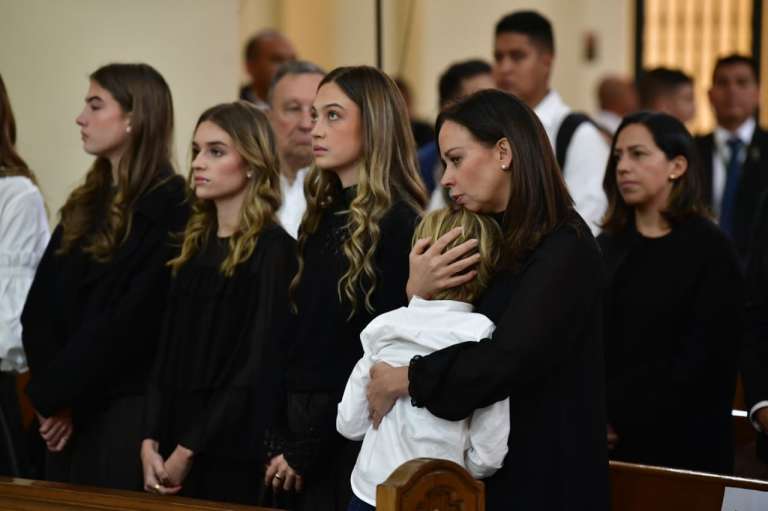 Tras un año de la muerte de Miguel Uribe Turbay, su familia junto a varios congresistas realizaron un homenaje a la memoria del senador en la Parroquia La Inmaculada Concepción, para luego develar su monumento en el antiguo parque “El Golfito”, que ahora lleva su nombre.