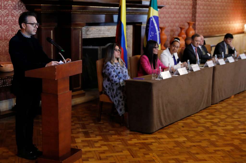 BOG400. BOGOTÁ (COLOMBIA), 28/08/2023.- El ministro de Cultura de Colombia, Juan David Correa (i), habla durante el anuncio de Brasil como país invitado de honor a la Feria Internacional del Libro, hoy en la sede de la Cancillería en Bogotá (Colombia). El ministro de Cultura de Colombia, Juan David Correa, dio la bienvenida este lunes a Brasil como invitado de honor en la edición número 36 de la Feria Internacional del Libro de Bogotá (FILBo), que servirá para "acercar más y más a dos países que se tocan y se sumergen el uno en el otro a través de sus ríos, sus selvas y sus poderosos ecosistemas". EFE/ Carlos Ortega