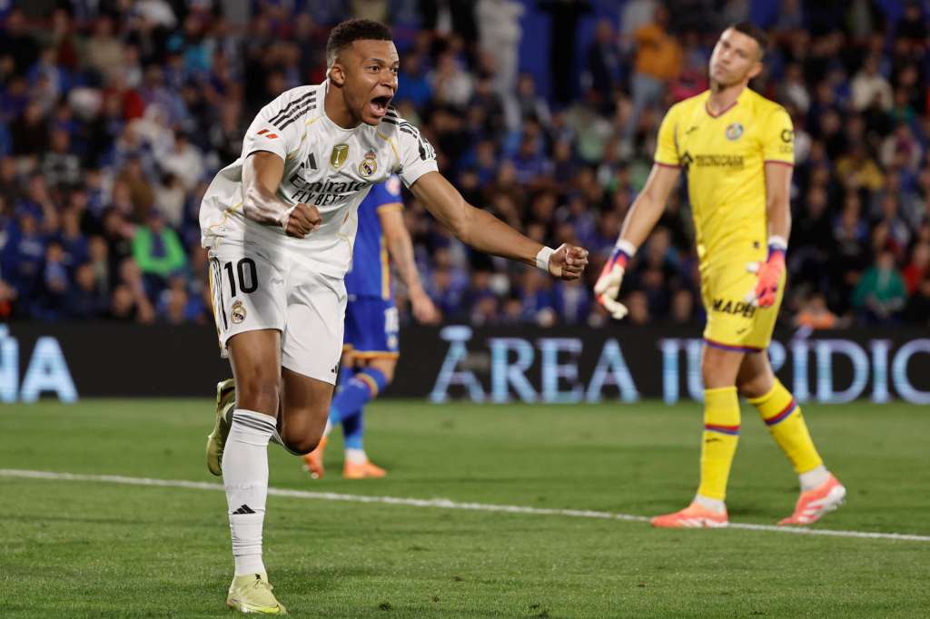 GETAFE (COMUNIDAD DE MADRID), 19/10/2025.- El delantero francés del Real Madrid, Kylian Mbappé, celebra el primer gol del equipo madridista durante el partido de la jornada 9 de LaLiga EA Sports que Getafe y Real Madrid disputan hoy domingo en el Coliseum, en Getafe (Comunidad de Madrid). EFE/Sergio Perez.