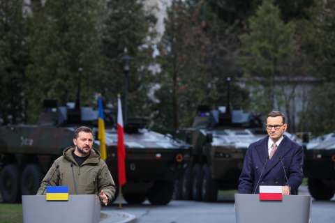 Zelenski visita Polonia y firma un acuerdo para producir municiones de tanques