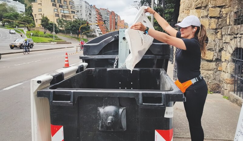 El material reciclable va en bolsas blancas. / Uaesp