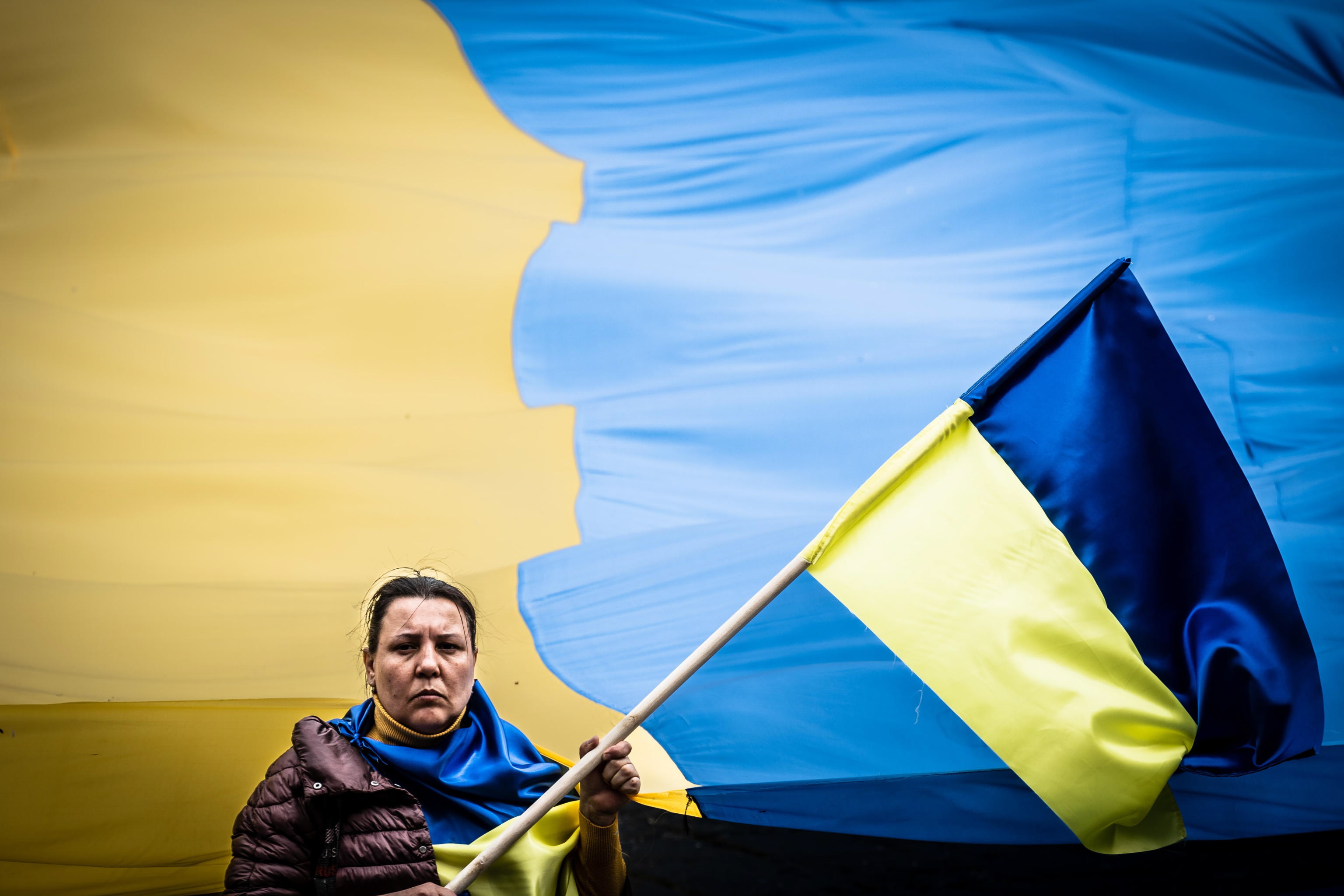 -FOTODELDÍA- Nápoles (Italia), 06/03/2022.- Una mujer con una bandera ucraniana durante la protesta contra la operación militar de Rusia en Ucrania, hoy domingo en Nápoles, Italia, 6 de marzo de 2022. Las tropas rusas entraron en Ucrania el 24 de febrero, lo que llevó al presidente del país a declarar la ley marcial y provocó una serie de sanciones económicas impuestas por los países occidentales a Rusia. (Protestas, Italia, Rusia, Ucrania, Nápoles) EFE/EPA/CESARE ABBATE