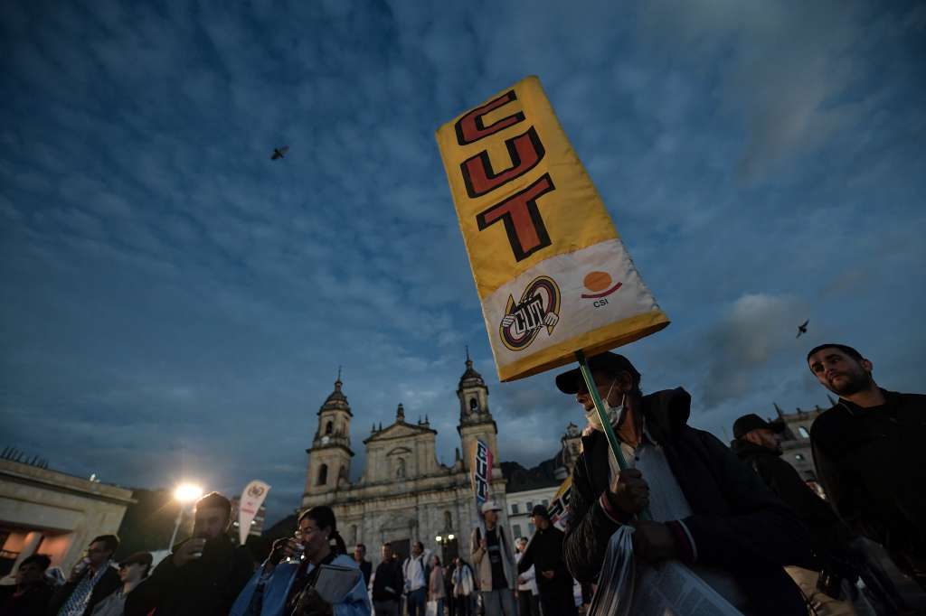 Marchas y velatón por parte de la CUT, Central Unitaria de Trabajadores en la Plaza de Bolívar de Bogotá quienes se encuentran en contra de la guerra en el Catatumbo