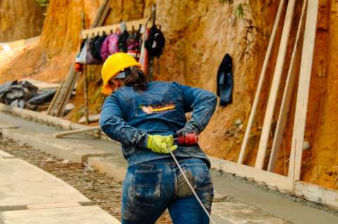 La historia de las mujeres que lideran la construcción de carreteras en Catatumbo