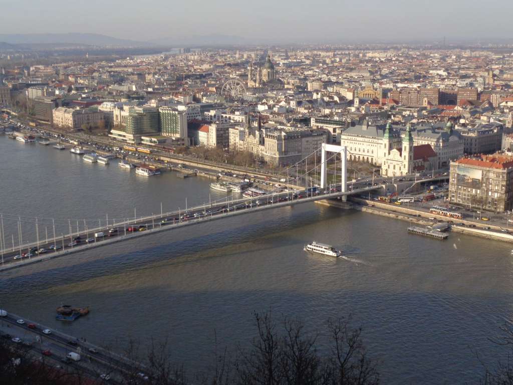 Panorámica del Danubio, desde el monte Gellért. Único río del mundo que atraviesa cuatro capitales Viena, Bratislava, Budapest y Belgrado.