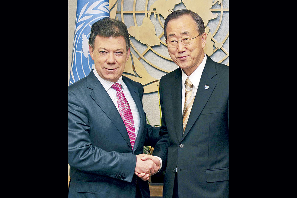 El 10 de junio de 2011, el presidente Juan Manuel Santos sancionó la histórica Ley de Víctimas en presencia de Ban Ki-moon, secretario general de las Naciones Unidas. / AFP