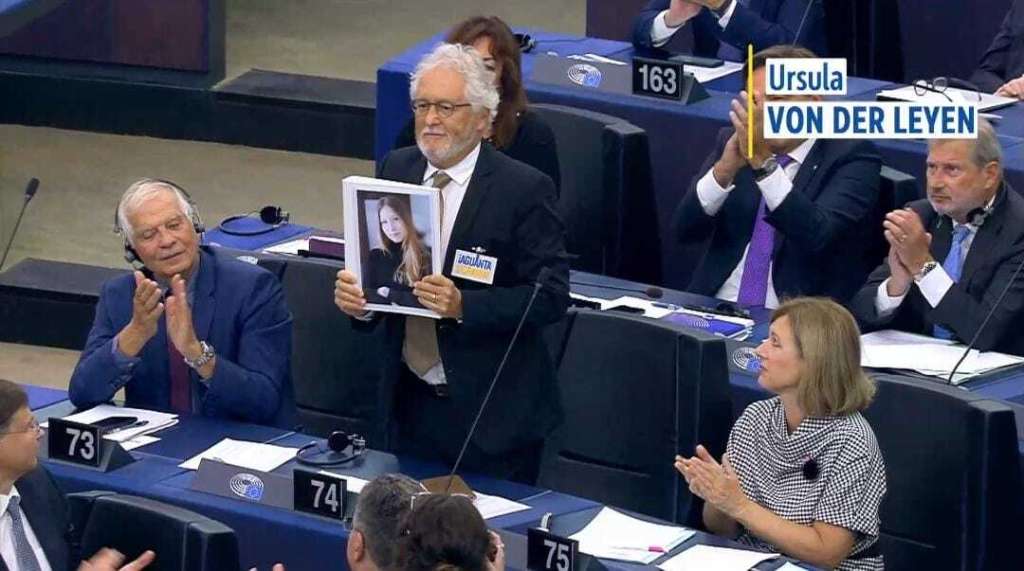 El escritor colombiano Héctor Abad Faciolince fue aplaudido en la Unión Europea por el homenaje que la Presidenta de la Comisión Europea, Ursula von der Leyen, hizo al movimiento #AguantaUcrania.