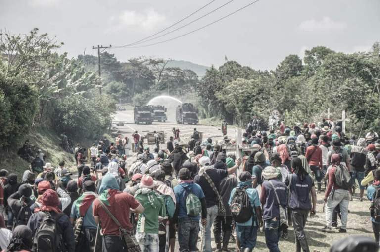 «Nos mantendremos en la vía cueste lo que cueste»: indígenas le responden a Duque