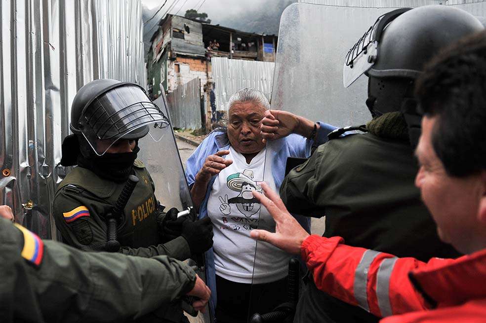 Lola Acevedo fue la primera habitante que salió ayer al paso de las autoridades que llegaron a tomar posesión de los predios expropiados / Luis Ángel