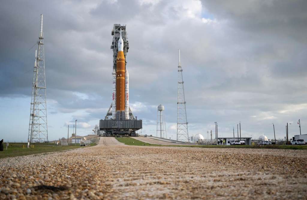 Cape Canaveral (United States), 20/03/2026.- NASA’s Space Launch System (SLS) rocket and Orion spacecraft, secured to the mobile launcher, are seen as they climb the incline at Launch Pad 39B, at NASA’s Kennedy Space Center in Florida, USA, 20 March 2026. NASA’s Artemis II test flight will take Commander Reid Wiseman, Pilot Victor Glover, and Mission Specialist Christina Koch from NASA, and Mission Specialist Jeremy Hansen from the CSA (Canadian Space Agency), around the Moon and back to Earth with launch opportunities beginning in April 2026. EFE/EPA/Joel Kowsky HANDOUT MANDATORY CREDITHANDOUT EDITORIAL USE ONLY/NO SALES