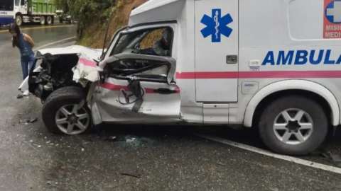 Choque entre tractocamión y ambulancia dejó dos heridos en vía a Medellín