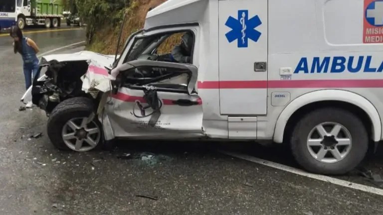 Choque entre tractocamión y ambulancia dejó dos heridos en vía a Medellín