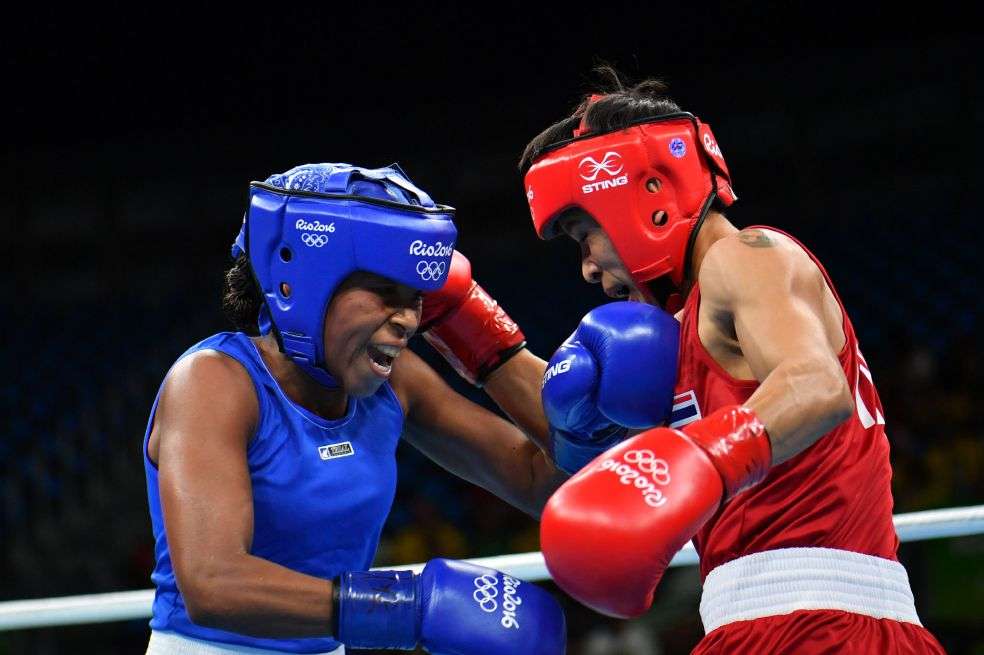 La colombiana Íngrit Valencia, ayer en el combate en el que venció a la tailandesa Peamwilai Laopeam. / AFP