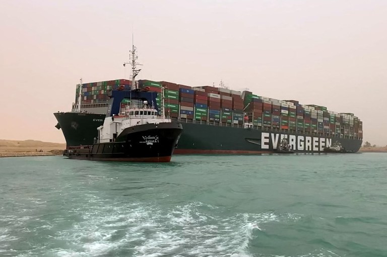 El bloqueo del canal de Suez impulsa casi 6% precio del petróleo
