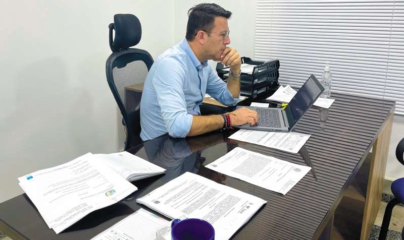 A pesar de las amenazas y ataques, Robert Posada solo tiene un escolta oficial. No puede salir de su oficina y vive aislado junto al alcalde local. / Archivo Particular
