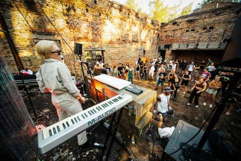 Limpiar los escombros en Ucrania al ritmo de la electrónica