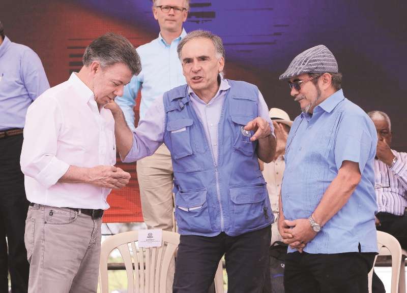  El presidente Santos, junto a Jean Arnault, de la ONU, y Rodrigo Londoño, comandante de las Farc, durante el acto final de dejación de armas.  /  EFE