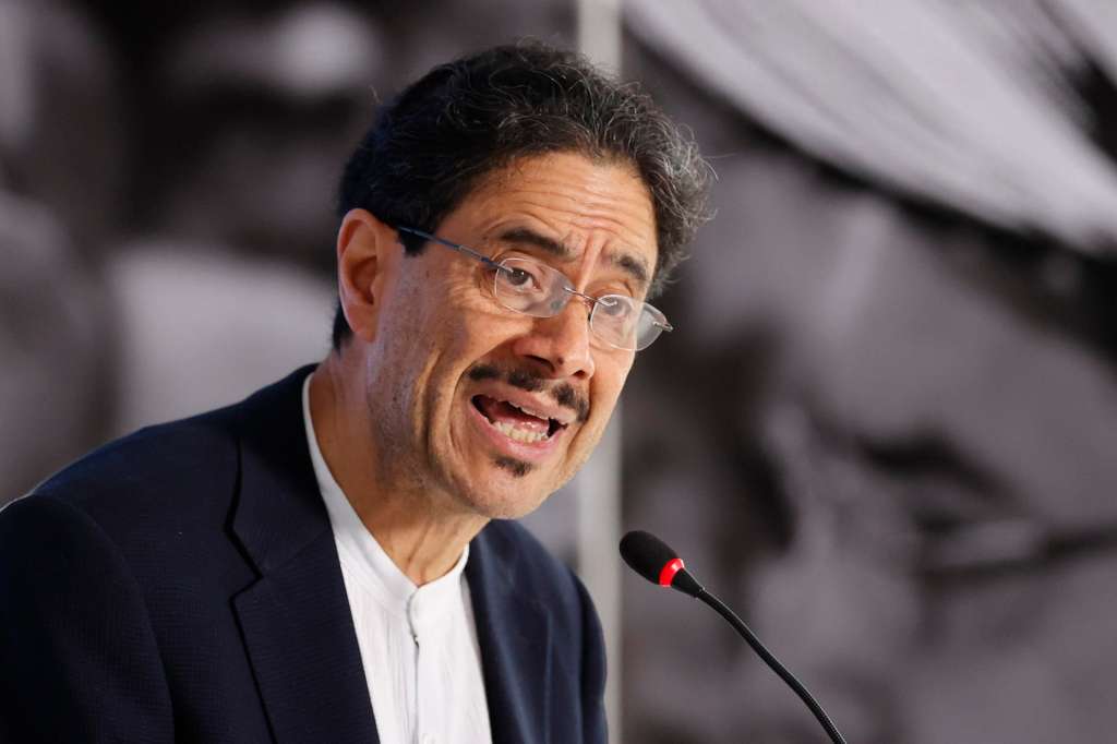 BOGOTÁ (COLOMBIA), 24/06/2026.- El candidato de izquierda Iván Cepeda, habla durante una rueda de prensa este miércoles, en Bogotá (Colombia). Cepeda reconoció la derrota en las elecciones presidenciales del pasado domingo en Colombia y aceptó el triunfo del candidato de ultraderecha Abelardo de la Espriella, quien obtuvo 12,9 millones de votos (49,78 %) y le ganó por menos de un punto porcentual de diferencia. EFE/ Mauricio Dueñas Castañeda