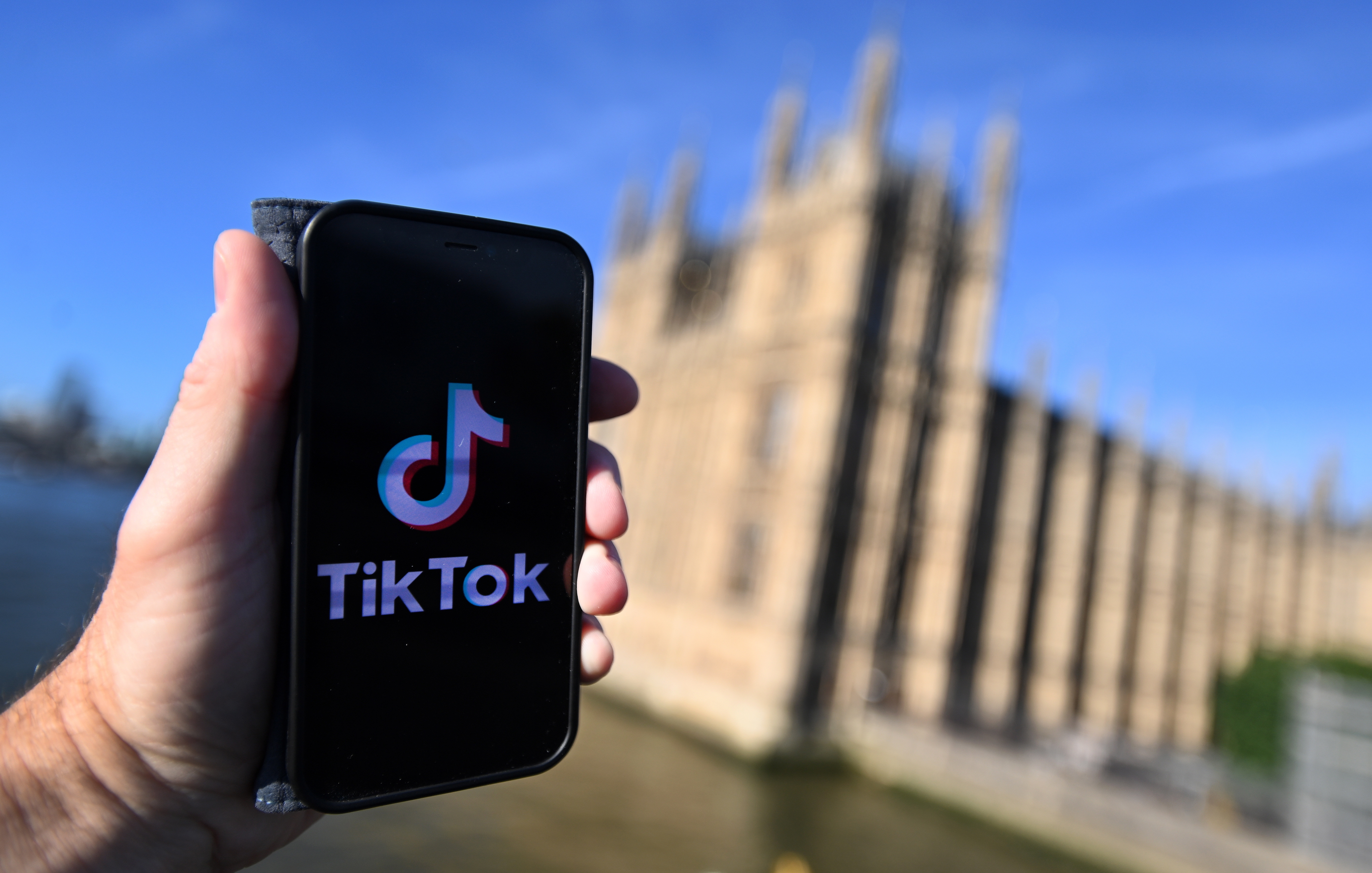 London (United Kingdom), 04/08/2022.- Social media giant Tik Tok's logo outside the UK parliament in London, Britain 04 August 2022. The British Parliament has announced it has closed its TikTok account over concerns of the firm's links to China and the risk of data being passed to the Chinese government. (Reino Unido, Londres) EFE/EPA/ANDY RAIN