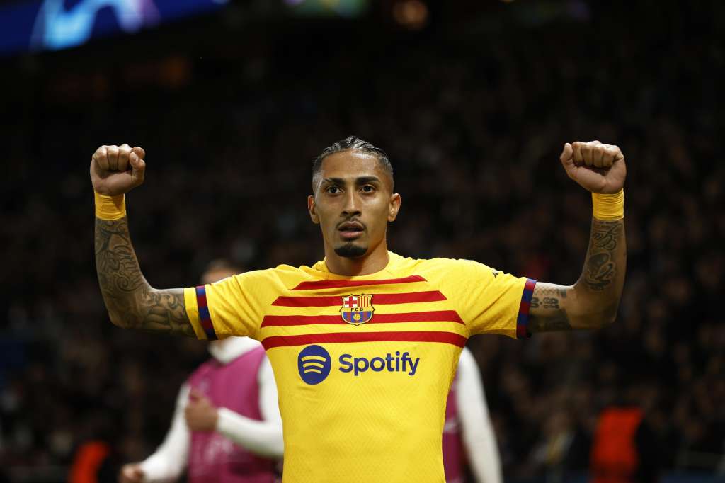 Paris (France), 10/04/2024.- Barcelona's Raphinha celebrates after scoring the 2-2 equaliser goal during the UEFA Champions League quarter-finals, 1st leg soccer match between Paris Saint-Germain and FC Barcelona, in Paris, France, 10 April 2024. (Liga de Campeones, Francia) EFE/EPA/YOAN VALAT